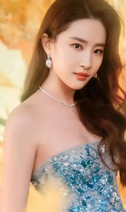 刘亦菲:清纯甜美,气质优雅