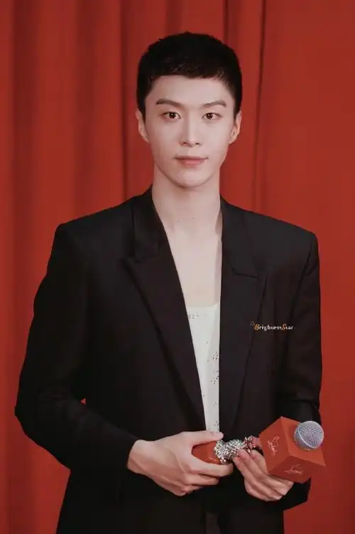 范丞丞今日活动饭拍一整个被丞丞的生图帅到,短发寸头利落有型,一眼