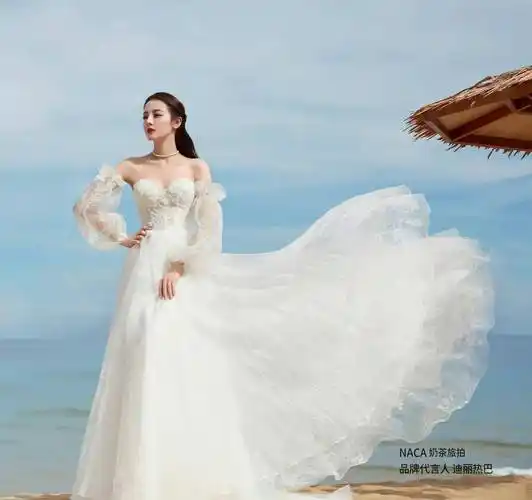 迪丽热巴婚纱大片 穿一袭露肩深v白裙勾勒曼妙身姿 身材时尚时尚_白色