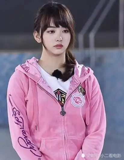 就单说孔雪儿,现在网上一搜一堆黑料,不仅男友脚踏马伯骞和嘉羿两只船