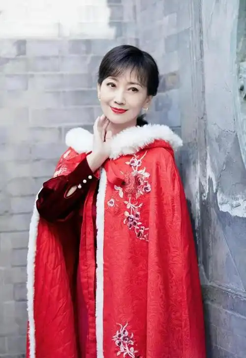 赵雅芝越老越有气质,大红色披风仙气飘逸,婉转间散发着柔美风情|旗袍