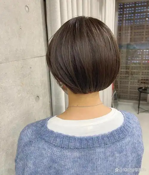 而超短波波头,无疑是一种深受女生喜爱的发型,它不仅展现出俏皮活泼的