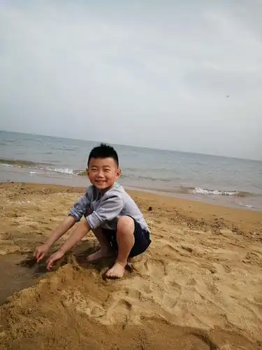 光着脚丫踩在沙滩上,软绵绵的很舒服