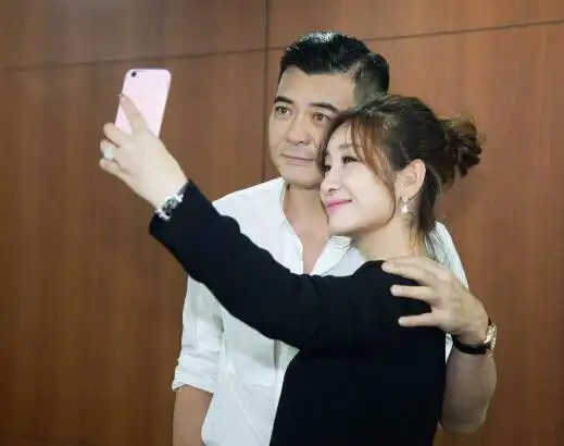 捧红丈夫后,换来的竟是离婚?和儿子相依为命,如今老公娶小7岁影后!