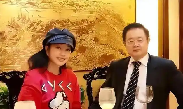 为给81岁老公做饭刘晓庆打扮得花枝招展爱情的滋润不分年龄