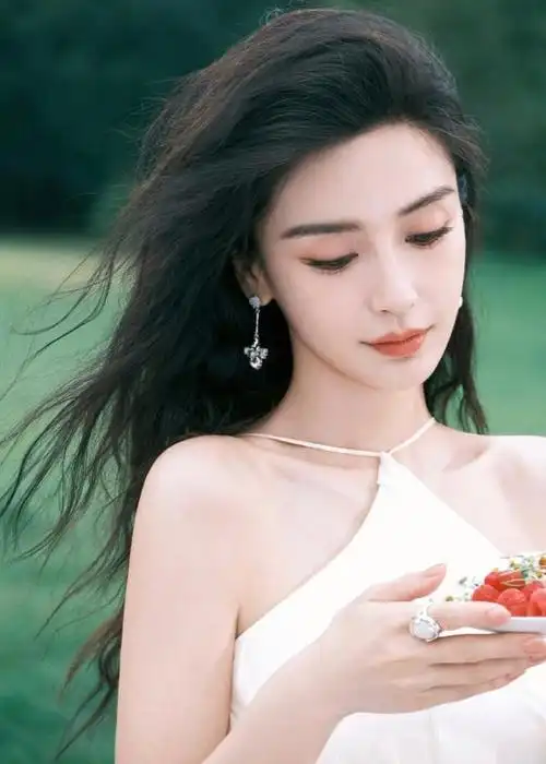 杨颖回应被封杀传闻,不能更换头像是系统问题,疯马秀问题未回应