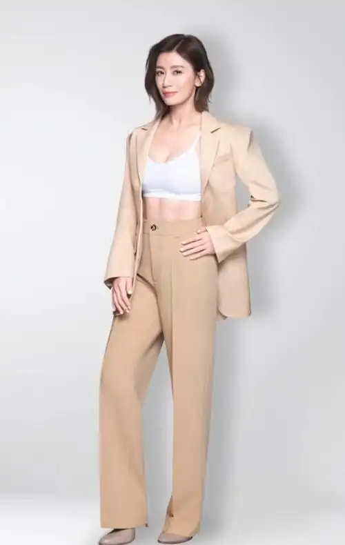 6747岁贾静雯晒照报平安一大早就到医院打点滴带病工作秀腹肌