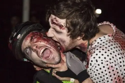 对于缺胳膊少腿的僵尸而言,要做到这一点还是挺困难的.