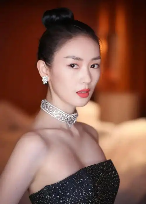 28岁那年,童瑶参加一个朋友的生日聚会,在派对现场,她邂逅了一位男士