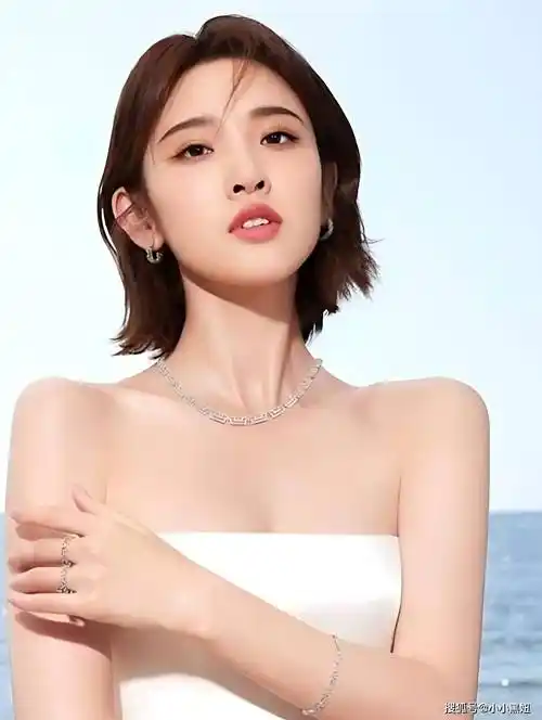 36岁唐艺昕,凹凸有致身材竟然这么好!