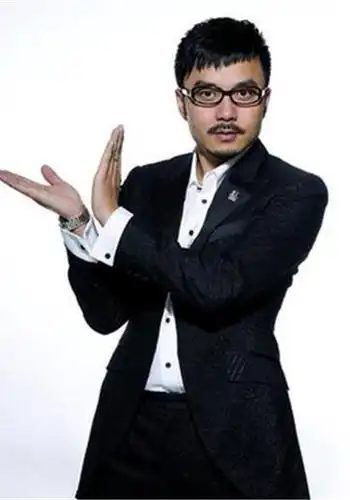 男艺人,毕业于浙江广播电视高等专科学校(现浙江传媒学院)播音主持