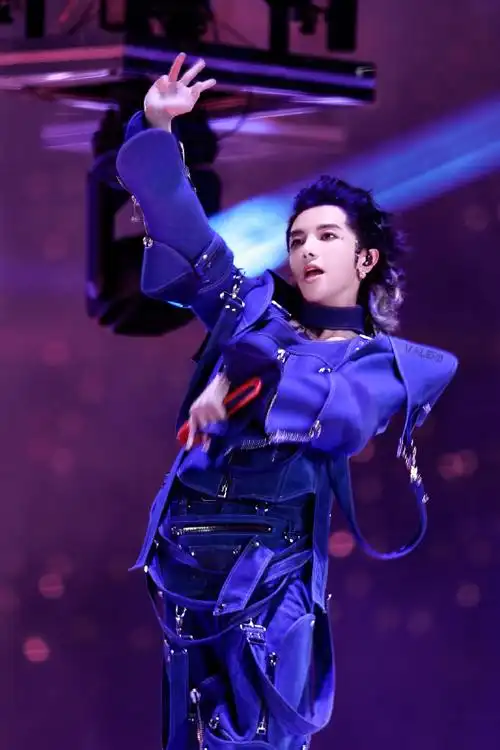 头#2023华晨宇火星演唱会#(懒得调色,别管我了,已躺在爸的锁骨窝里)