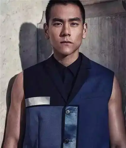 还有大家的新晋男神彭于晏!圆寸是他经典荧幕造型!