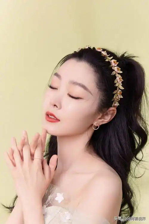 宋轶的"蚂蚁腰"好惹眼,可爱时尚,造型美出高级感_气质_的设计_颜色