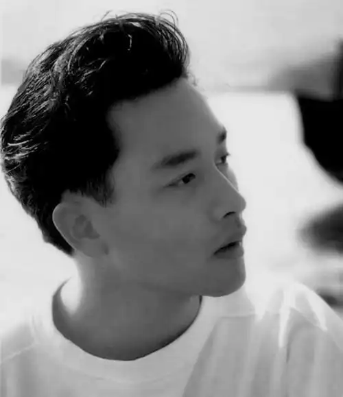 周星驰年轻时,刘德华年轻时,周润发年轻时,却都输给了他年轻时