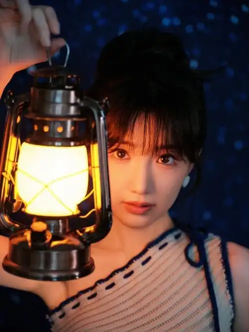 毛晓彤海边氛围照##毛晓彤斜领吊带