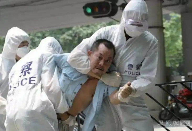 这位考生所在的住宅楼发现一非典疑似患者且已死亡,全楼处于隔离中.