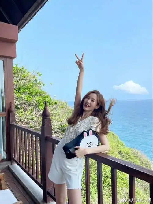 李一桐晒沙滩照