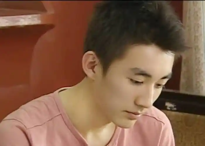 不用辛苦找刘学义的丑图这里有出道前16岁的刘学义