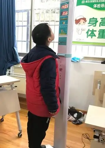 立正站好测身高,今年我又长高咯!