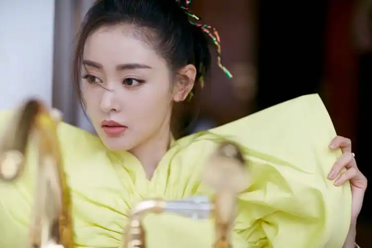 张天爱出席中国机长活动柠檬装长腿吸睛