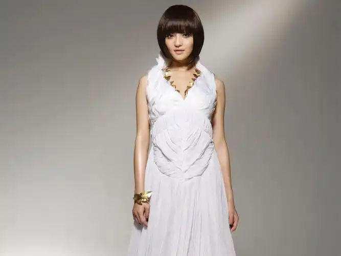 气质美女张韶涵短发写真