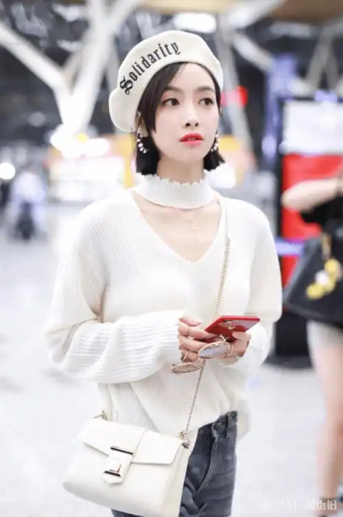 宋茜白色毛衣搭配贝雷帽现身上海机场,俏皮可爱