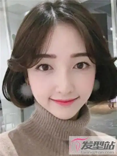 发尾的内扣设计修颜又瘦脸,本就尖俏的下巴更是瘦削了一圈,八字刘海烫