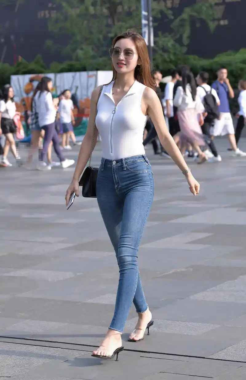 街拍:气质牛仔裤美女