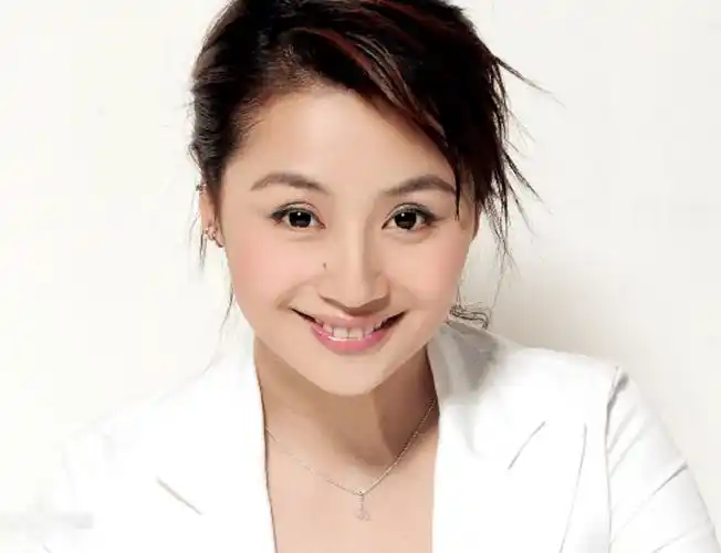 主持人曹颖曝近况,现身公园化身"百灵鸟",不戴口罩放声歌唱_方面_网络