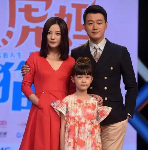 赵薇女儿从萌趣小萝莉成为长发飘飘皮肤白皙的青春美少女