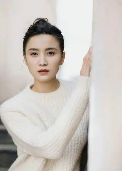 敢穿敢显的宋佳,42岁还没有穿上婚纱,她的感情经历让人唏嘘_上海_爱情