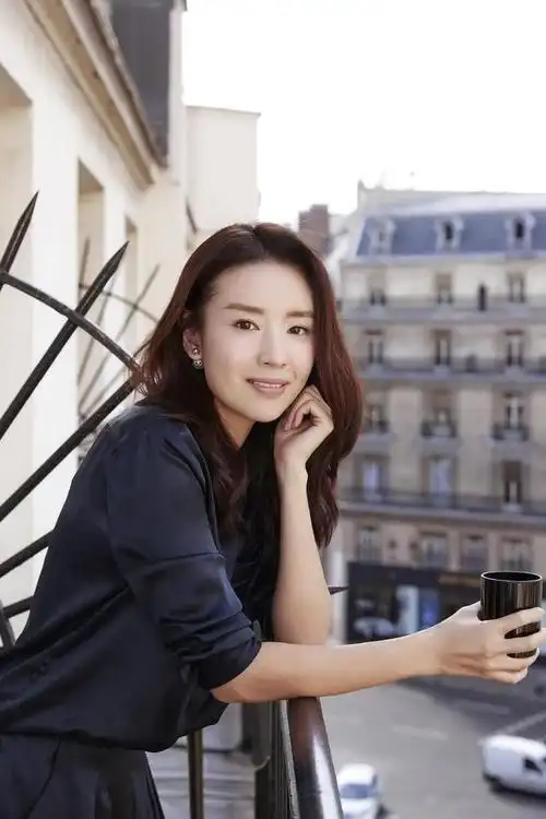 清纯国民女神董洁与梁朝伟闹绯闻遭封杀一副好牌打得稀巴烂