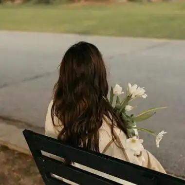 手捧花仙女头像