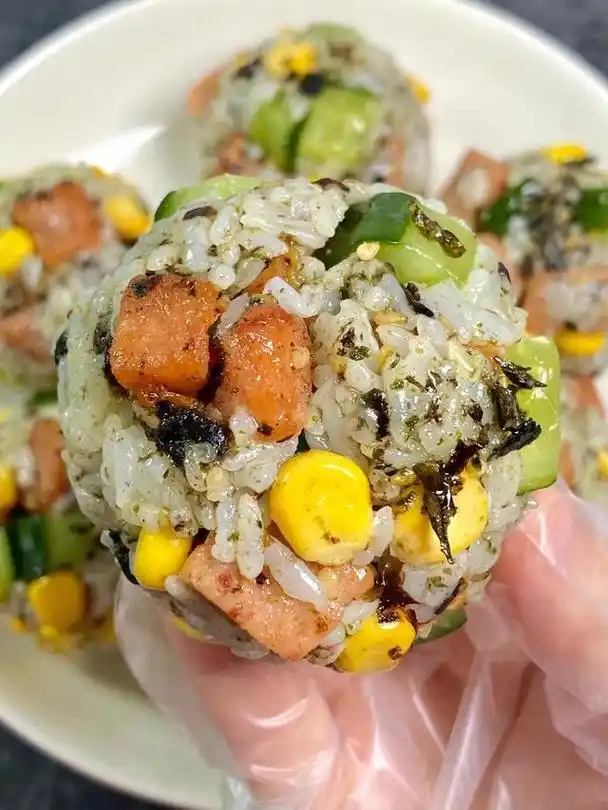 做法简单的3款饭团,荤素搭配,营养又好吃,大人小孩都爱-九州醉餐饮网