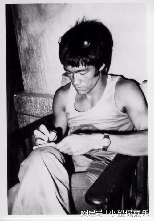 李小龙33岁死在女星家中,儿子28岁死在片场,都是意外吗?