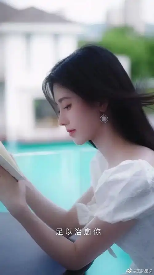 鞠婧祎超话#鞠婧祎天台夏日随拍#来了,夏日,蓝天,白裙与少女,鞠姐这一