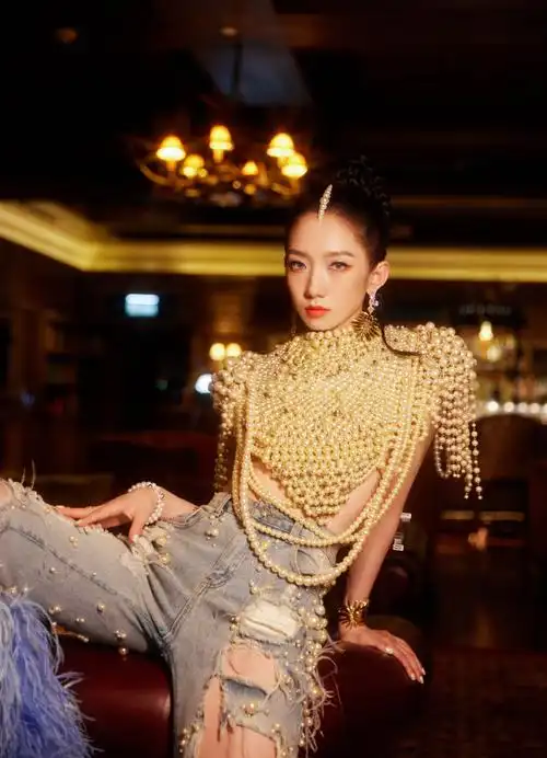 孟美岐超话61#孟美岐造型#珠光和羽毛交相摇曳,以瑰丽串起层层光辉