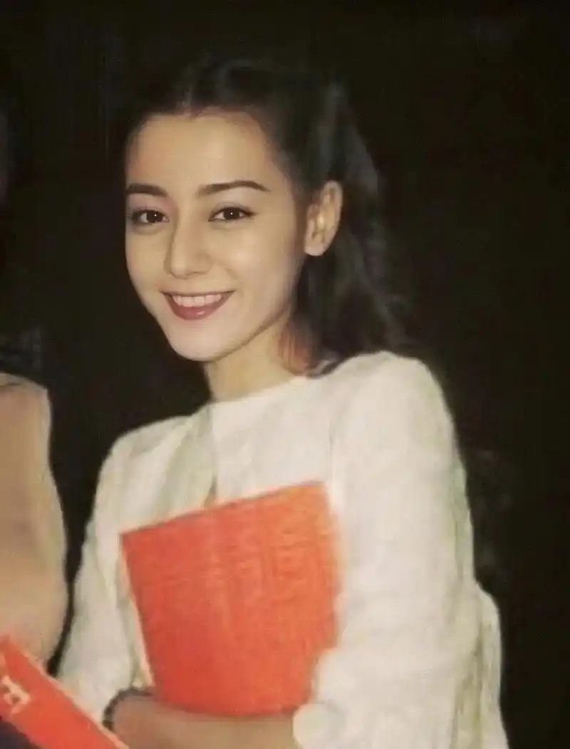 迪丽热巴出道前的青涩照简直太仙了,果然美女都是从小美到大的__凤凰