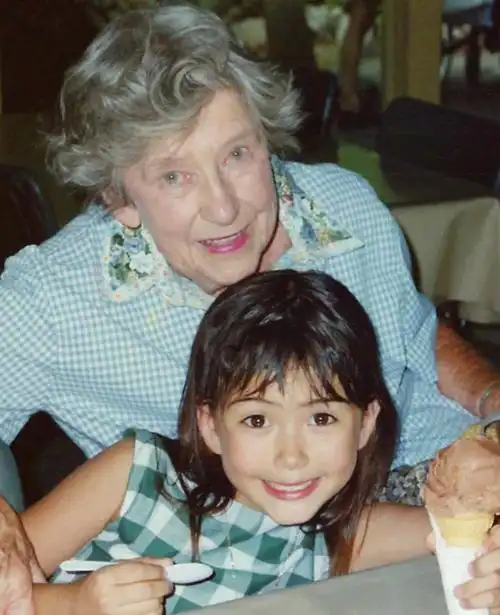 照片中小昆凌笑容甜美,眼睛圆溜溜的,一手拿一个甜筒一手拿着一个小