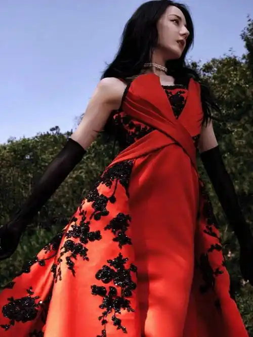 迪丽热巴穿红色刺绣礼服超靓丽!