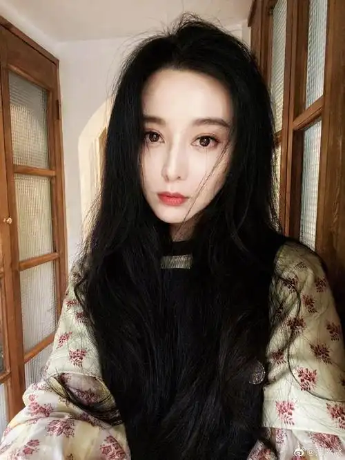 组图:范冰冰晒自拍美照与猫猫合影及腰长发抢镜