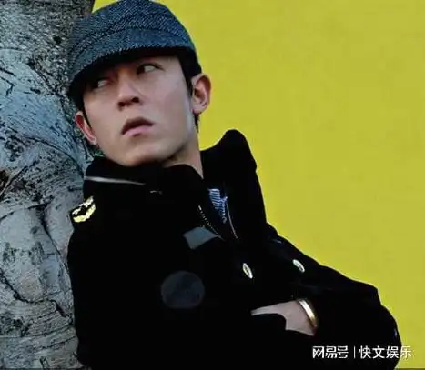 34岁鹿晗现身北京机场一头黄发显时尚模样年轻看似撞脸陈冠希