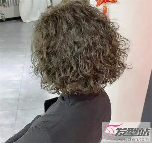 俏皮羊毛卷短发 减龄清新不失温柔_女生发型大全_宝宝名字