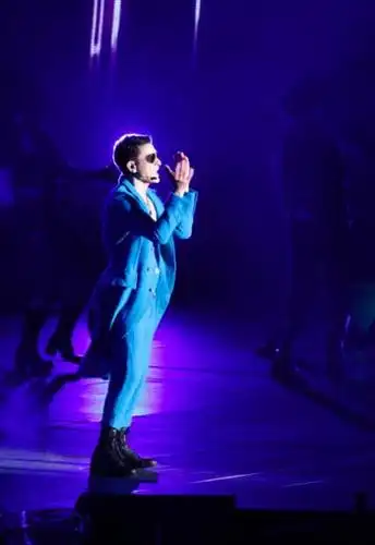 刘德华右脚穿单只红袜子意义何在,这样回应"不老传说"