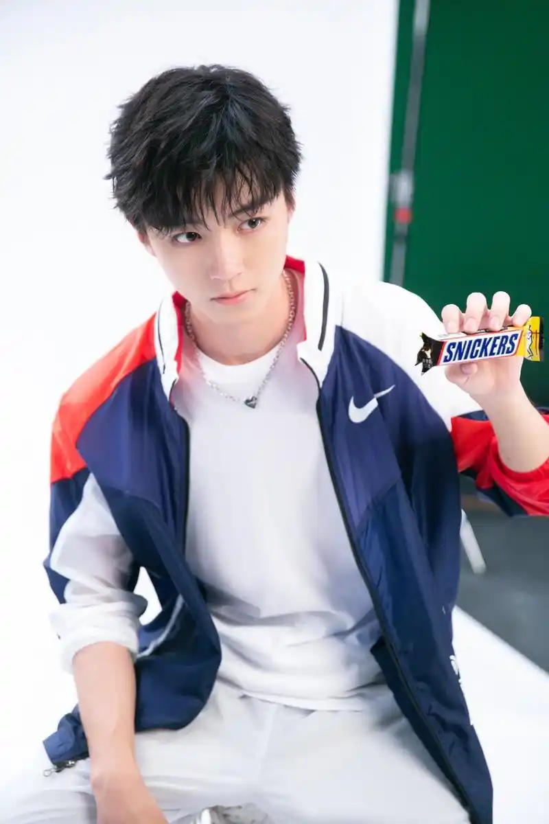 王俊凯工作室发广告拍摄图片迎接能量满满的一周