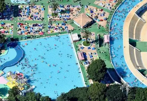 热浪席卷日本 游乐园泳池人山人海犹如"下饺子"