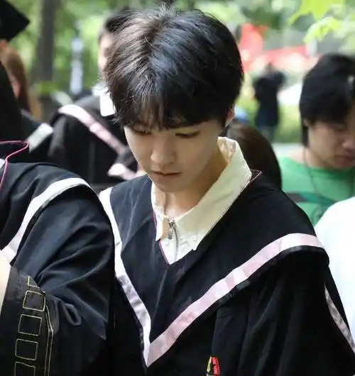 王俊凯回北电拍毕业照,被抓拍下穿学士服模样,生图颜值过分了!