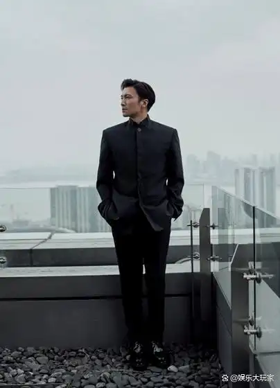 谢霆锋深v衬衫杀,魅力爆棚,不老男神撩翻全场!