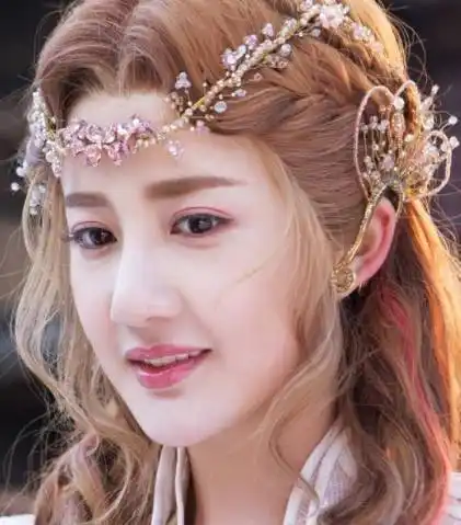 古力娜扎饰演的小雪温柔可爱,精致的五官,高挺的鼻梁极具异域风采